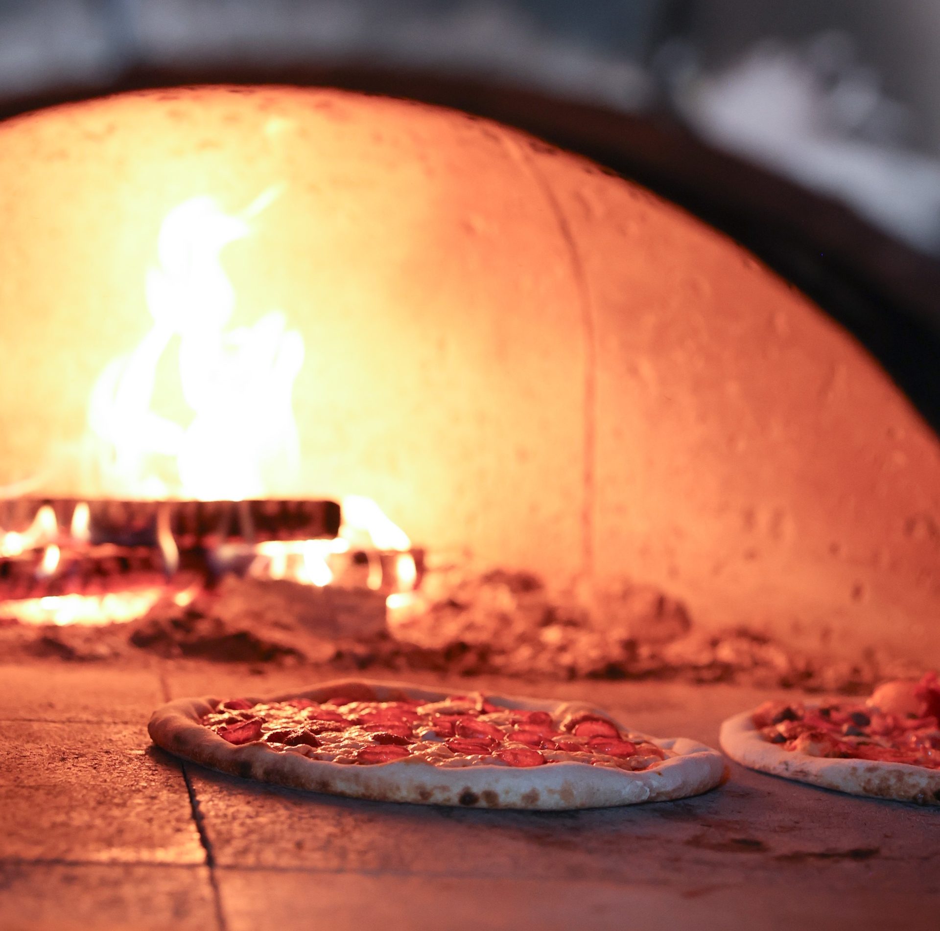 Mobile wood-fired pizza service